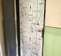 Városi motívval borított ajtók, fa dekorációjú padló, élénkzöld színű fal.