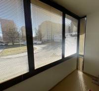 Üvegezett erkély egy háromszobás lakásban a Matice Slovenskej utcában, Eperjesen, kilátással a parkolóra.