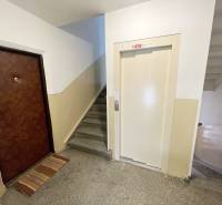 Bejárat a 3 szobás lakásba, lépcsőház, lift a Matice Slovenskej utcában, Eperjesen.