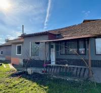 Családi ház Mýtne Ludanyban gondozott kerttel és napos terasszal.