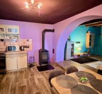 Konyha és nappali családi házban fa dekoros padlóval és kandallóval.