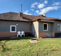 Családi ház Mýtné Ludanyban tágas kerttel a tiszta kék ég alatt.