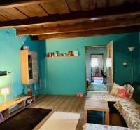 Egy családi ház szobája fa dekorációjú padlóval és kényelmes kanapékkal.