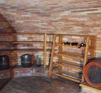 Tégla falú borospince hordókkal családi házban.