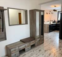 Előszoba fa dekorációval és kilátással a konyhára egy háromszobás lakásban.