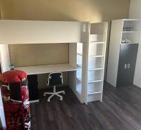 Gyerekszoba emeletes ággyal, íróasztallal és szekrénnyel egy háromszobás lakásban.