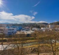 Kilátás az ipari területre és a folyóra Považská Bystricában az SNP 77-ből.