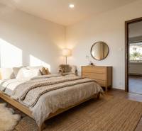 Hálószoba egy háromszobás lakásban fa dekorációjú padlóval, hangulatos kiegészítőkkel és világítással.