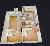 3 szobás lakás fa dekor padlóval, konyhával és lodžiával.