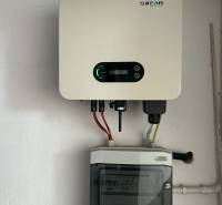 SOFAR márkájú napelemes inverter felszerelve egy családi ház falára.