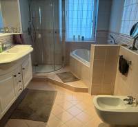 Fürdőszoba családi házban káddal, zuhanyzóval, mosdóval és bidével.