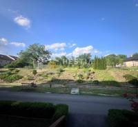 Nyugodt kert padokkal és zölddel a háromszobás lakásnál Moravské Lieskovóban.