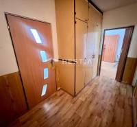 Folyosó beépített szekrényekkel és ajtókkal egy háromszobás lakásban.