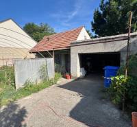 Családi ház Drahovcén a Drahovce utcában, kocsibeállóval és kerttel.