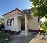 Családi ház Drahovcén a Drahovce utcában kerttel és keskeny bejárati kapuval.