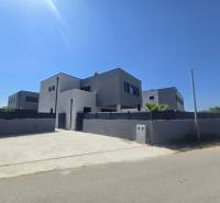 Villa a Zukve utcában, Vrsiben, nagy bejárati úttal és egyszerű homlokzattal.