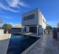 Villa Zukve-ben, Vrsi-ben, medencével és pálmafával az udvaron.