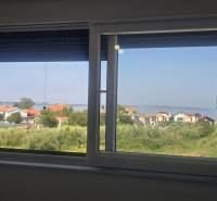 Kilátás a Zukve Villából Vrsiben, amely a tetőkre és a tengerpartra nyújt kilátást.