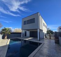 Villa a Zukve utcában, Vrsiben, medencével és modern építészeti vonalakkal.