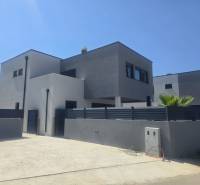 Egy villa a Zukve utcában, Vrsiben, modern építészettel és pálmafával az udvaron.