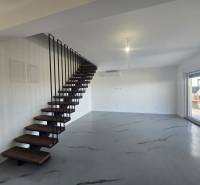 Villa belső tér fém lépcsővel és fa dekorációjú padlóval, nagy ablak a teraszra.