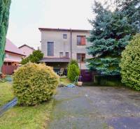 A Kalinčiak utcai családi ház kertje Michalovcén rendezett zöldterülettel és terasszal.