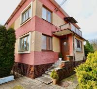 Családi ház lépcsőházzal és kerttel a Michalovce-i Kalinčiakova utcában.