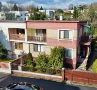 Családi ház a Kalinčiak utca Michalovcén, rendezett előkerttel és fa kerítéssel.