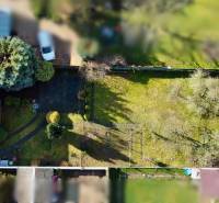 Családi ház Kalinčiaka utcában, Nagymihályban, kiterjedt gyepfelülettel és fákkal.