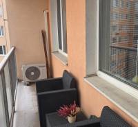 Rattan bútorral berendezett erkély a Humenská utcai lakásnál, Kassa - Nyugati városrész.