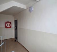 Folyosó a háromszobás lakáshoz tűzcsappal és világítással.