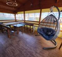 A nyugalom oázisa függőszékkel és fából készült bútorokkal, fa dekorációval a padlón a kertekben.