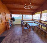 Fa pavilon padokkal és asztallal, fa dekorációjú padló, kertek.