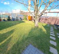 Kertek Dolné Krškanyban, Nyitra, kandallóval, fával, gyepel és árnyékolóval.