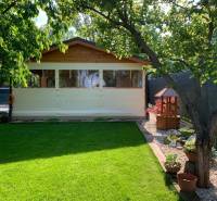 Kertek Alsókrškán, Nyitra, gyep, pavilon és fák.