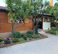 Kertek Alsókrškánban, Nyitra mellett, faházzal és rendezett pihenőhellyel.