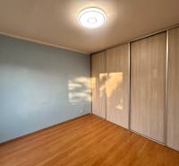 izba so vstavanými skriňami