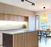 Családi ház konyhája fa dekorációjú bútorokkal és nagy ablakokkal.