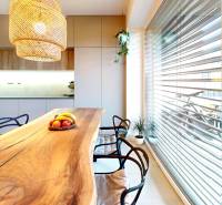 Konyha családi házban, masszív asztallal és függő lámpával.