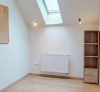 Iroda fa dekor padlóval, fali táblával és polccal.