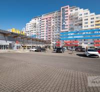 Billa a Szaratov utcában, Pozsony - Dúbravka, egy lakóház mellett parkolóval.