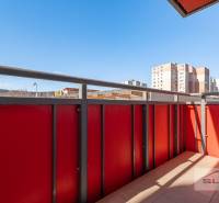 Erkély egy háromszobás lakásban a Pozsony-Dúbravka Saratovská utcában, kilátással a városra.