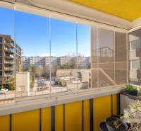 Üvegezett loggia kilátással modern lakóházakra, 3 szobás lakás, Dúbravka, Pozsony.