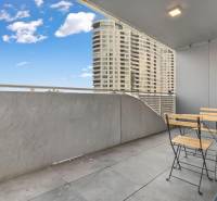 Erkély modern bútorokkal, kilátással a magas épületekre Pozsony - Újvárosban.