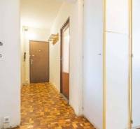 Folyosó egy 2 szobás lakásban fa dekor padlóval és beépített szekrénnyel.