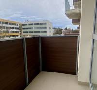 Erkély egy 2 szobás lakásban, kilátással a Pivovarská utcai épületekre Nyitrán.