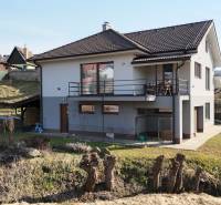 Családi ház Lukavica Lipova utcájában, terasszal és nagy kerttel.