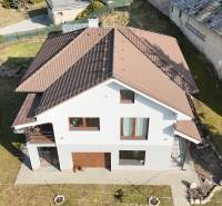 Családi ház Lipova utcában, Lukavicában, kerttel, sziklákkal és járdával.