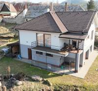 A Lukavica városában, a Lipová utcában található családi háznak van kertje, terasza és üvegházai.