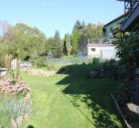 Családi ház kertje a Lukavica Lipová utcájában, zölddel és virágokkal körülvéve.